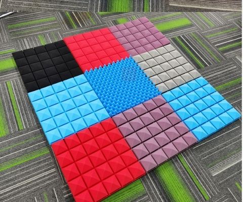 Klankisolatie van kantoorgebouwen: akoestische panelen met een hoge dichtheid en een 3D-piramidevorm