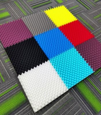 Klankisolatie van kantoorgebouwen: akoestische panelen met een hoge dichtheid en een 3D-piramidevorm