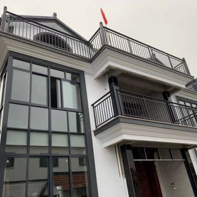 Metalen binnenbalustrade Gemaakte ijzeren handrail Trappenrail Moderne appartementenontwerp