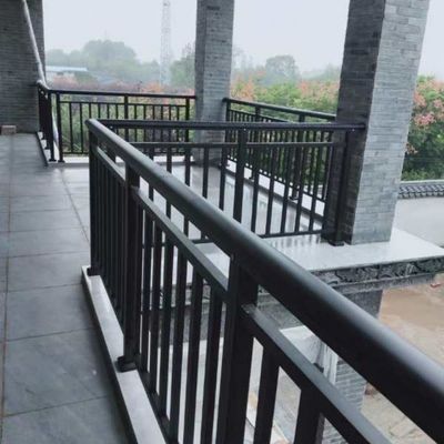 Metalen binnenbalustrade Gemaakte ijzeren handrail Trappenrail Moderne appartementenontwerp