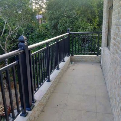 Metalen binnenbalustrade Gemaakte ijzeren handrail Trappenrail Moderne appartementenontwerp