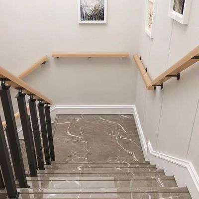 Eenvoudig ontworpen ijzeren trappenrailingsmodellen voor wandmontage in appartementen