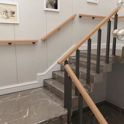 Eenvoudig ontworpen ijzeren trappenrailingsmodellen voor wandmontage in appartementen