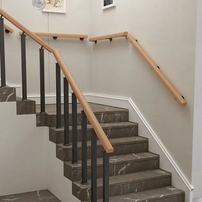 Eenvoudig ontworpen ijzeren trappenrailingsmodellen voor wandmontage in appartementen