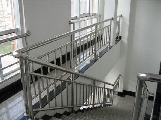 Metalen buitenbalustrade voor appartementen, aan de muur gemonteerd