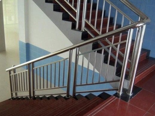 Metalen buitenbalustrade voor appartementen, aan de muur gemonteerd