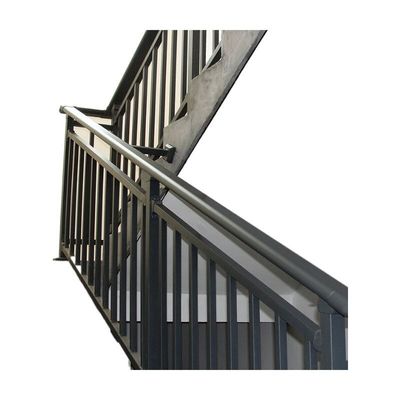 Wand gemonteerde glazen trappengraaf met roestvrijstalen zuilen en moderne designlook