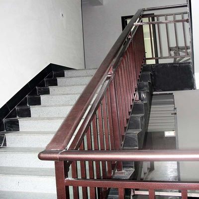 Wand gemonteerde glazen trappengraaf met roestvrijstalen zuilen en moderne designlook