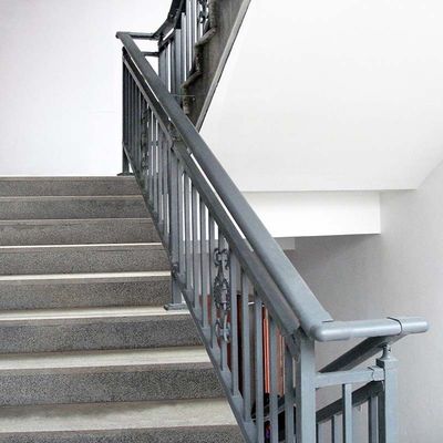 Wand gemonteerde glazen trappengraaf met roestvrijstalen zuilen en moderne designlook