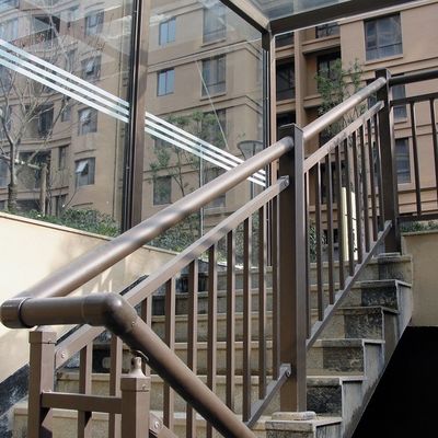 Wand gemonteerde glazen trappengraaf met roestvrijstalen zuilen en moderne designlook