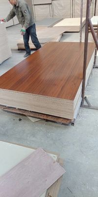 Professionele productiesteun Vochtbestendige melamine in moderne ontwerpstijl