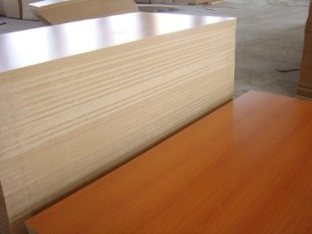Professionele productiesteun Vochtbestendige melamine in moderne ontwerpstijl