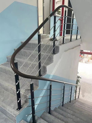 Modern ontwerp ijzeren trappenrail voor buiten Houten trappen gemonteerd aan de muur Nieuwste ontwerp
