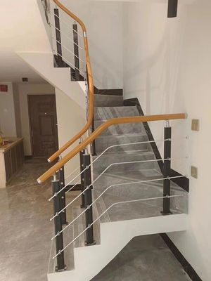 Modern ontwerp ijzeren trappenrail voor buiten Houten trappen gemonteerd aan de muur Nieuwste ontwerp