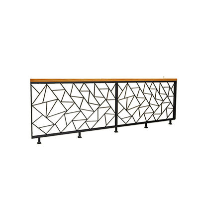 Wandmontage aluminium trappenrail met op maat ontworpen balustrade handgrepen