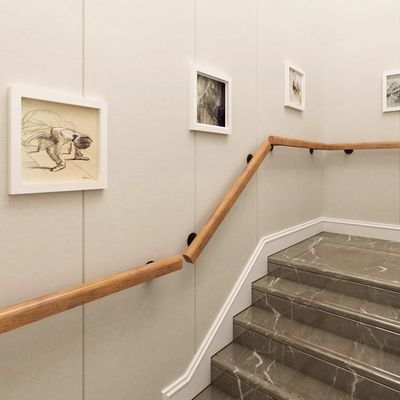 Houten reling voor moderne balustrade in kantoorgebouwen