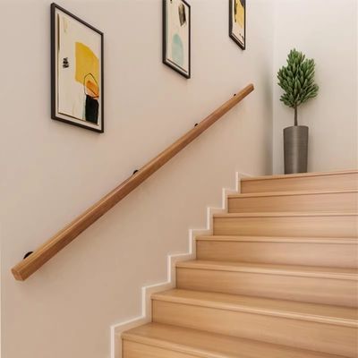 Houten reling voor moderne balustrade in kantoorgebouwen