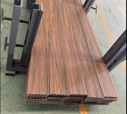 Buitengewassen van glad hout en plastic terrasvloeren voor zwembaddekken van verschillende grootte