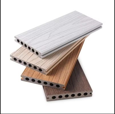 Buitengewassen van glad hout en plastic terrasvloeren voor zwembaddekken van verschillende grootte