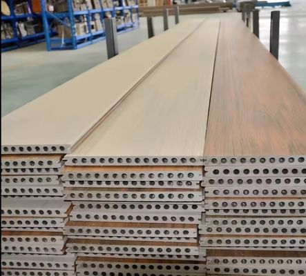 Buitengewassen van glad hout en plastic terrasvloeren voor zwembaddekken van verschillende grootte