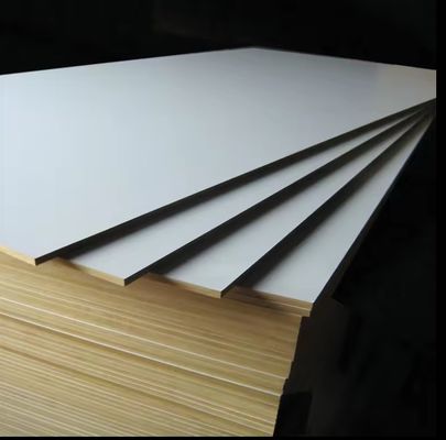 1220x2440 mm Wit gelamineerd niet-metaal melamien MDF triplexplaat voor appartementenmeubilair